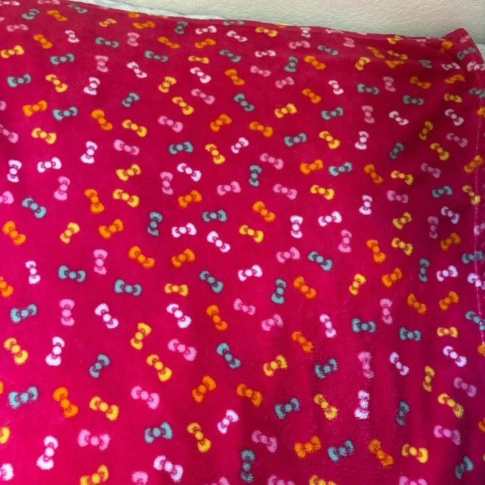 Sanrio Hello Kitty fleece Blanket with Bow Pattern 36” x 28”